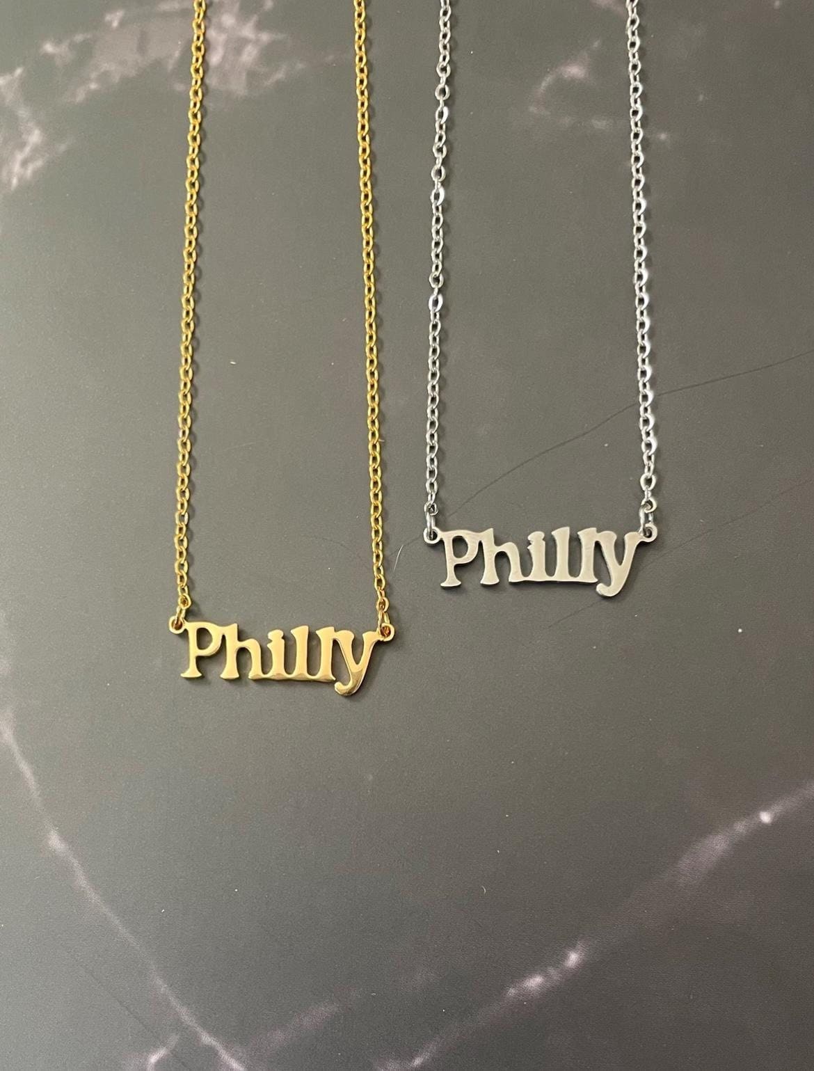 Philly Halsketten ~ Gold Oder Silber Vergoldeter Edelstahl Zarter Charm Anhänger An Kurzer Kette Handgemacht in Philadelphia Philly Halsketten ~ Gold Oder Silber Vergoldeter Edelstahl Zarter Charm Anhänger An Kurzer Kette Handgemacht in Philadelphia von GeoMetricGem