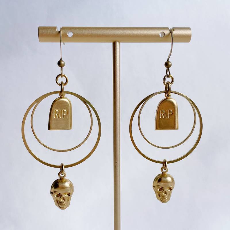 Rip Totenkopf Ohrringe - Messing Halloween Themen Grab Goldmessing Anhänger Herz Kreis Schmuck von GeoMetricGem