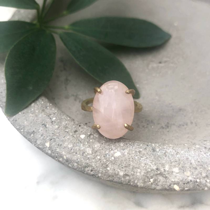 Rosenquarz-Ring - Und -Größen 6 7 8 9 , Große Ovale Weiche Rosa Edelstein Gold Craw Messing Einstellung Cocktail Statement Ring Geschenk von GeoMetricGem