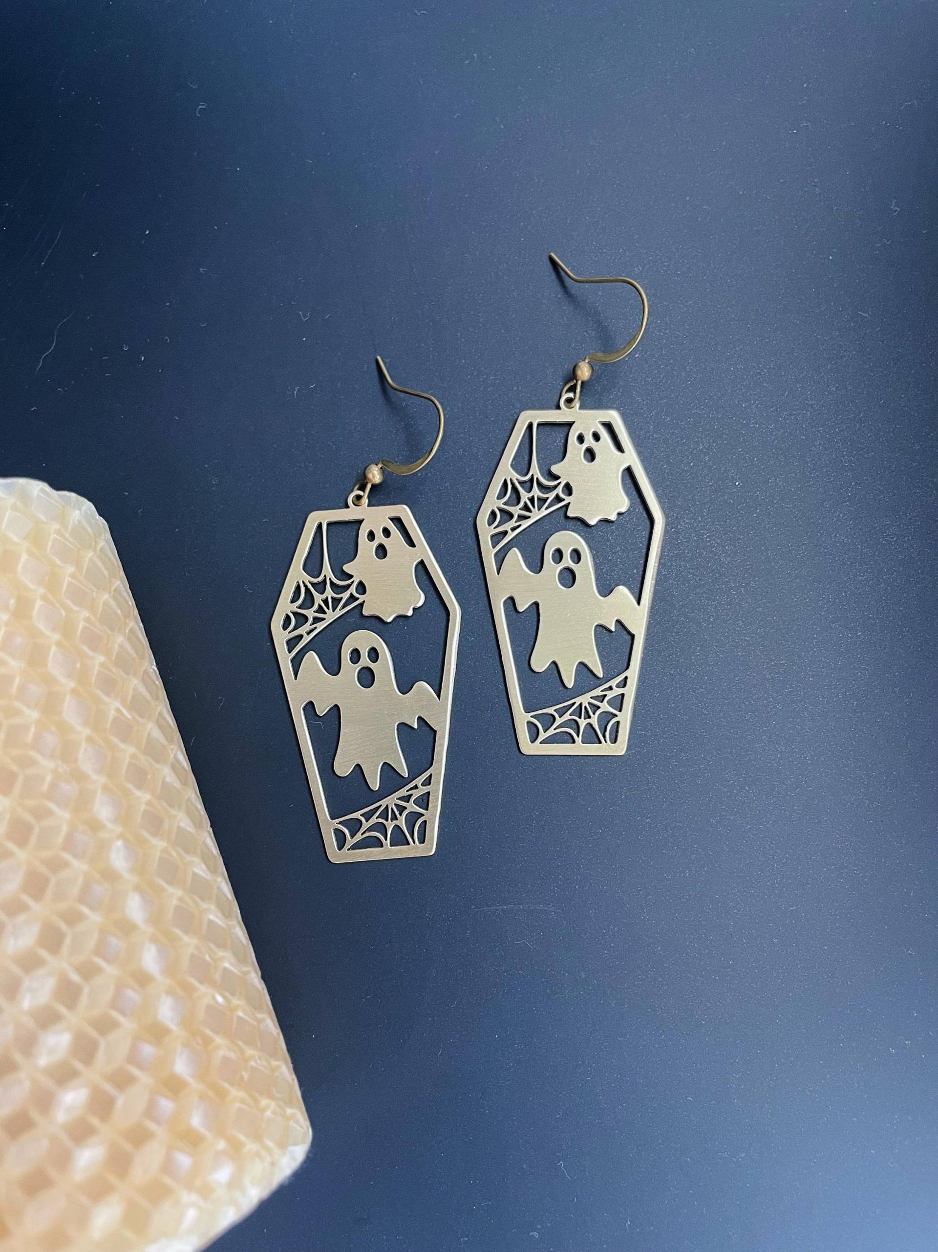 Sarg Ohrringe Mit Geistern & Spinnennetz ~ Messing Statement Halloween Themen Gruselige Goldmessing Lustiger Schmuck von GeoMetricGem