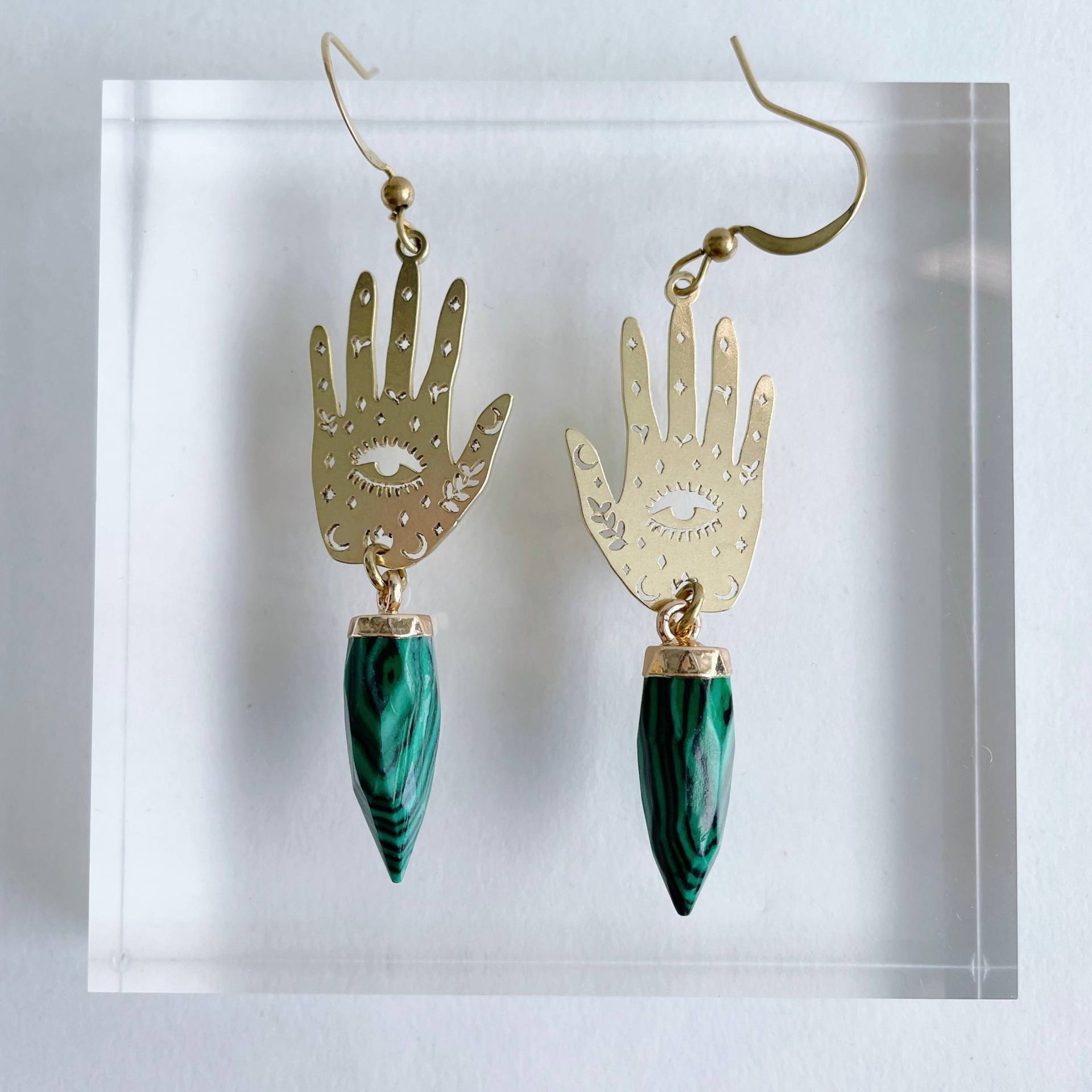 Schutz Ohrringe ~ Malachit Hamsa Hand Evil Eye Kristall Celestial Messing Anhänger Grün Spike Edelsteine Boho Schmuck Schutz Ohrringe ~ Malachit Hamsa Hand Evil Eye Kristall Celestial Messing Anhänger Grün Spike Edelsteine Boho Schmuck von GeoMetricGem