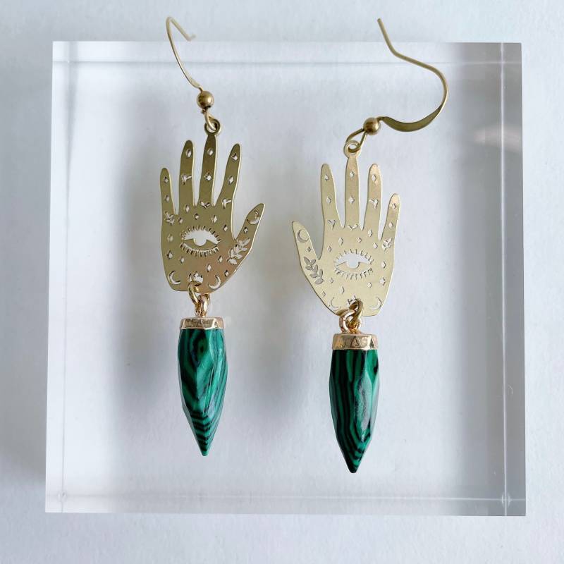 Schutz Ohrringe ~ Malachit Hamsa Hand Evil Eye Kristall Celestial Messing Anhänger Grün Spike Edelsteine Boho Schmuck von GeoMetricGem