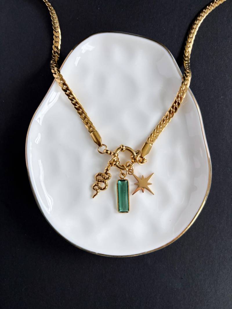 Tabitha Halskette ~ 18K Vergoldete Edelstahlkette Mit Schlangenstern-Grünsmaragdanhängern, Handgemacht in Philadelphia Schmuck Modern von GeoMetricGem
