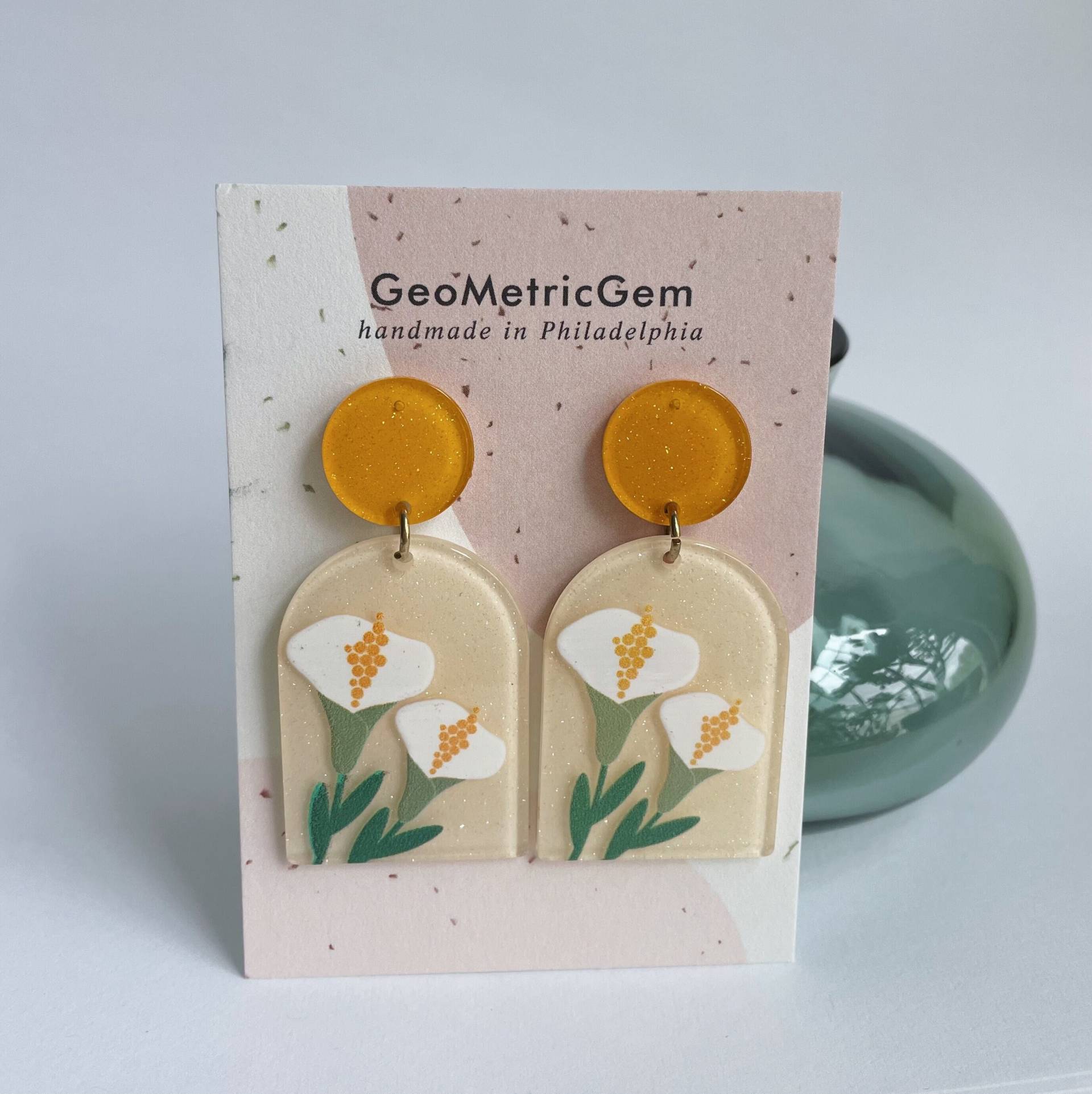 Victoria Ohrringe ~ Gelb Weiß Grün Calla Lilie Blumen Blumenmuster Acryl Ohrstecker Sommer Urlaub Brautschmuck Victoria Ohrringe ~ Gelb Weiß Grün Calla Lilie Blumen Blumenmuster Acryl Ohrstecker Sommer Urlaub Brautschmuck von GeoMetricGem