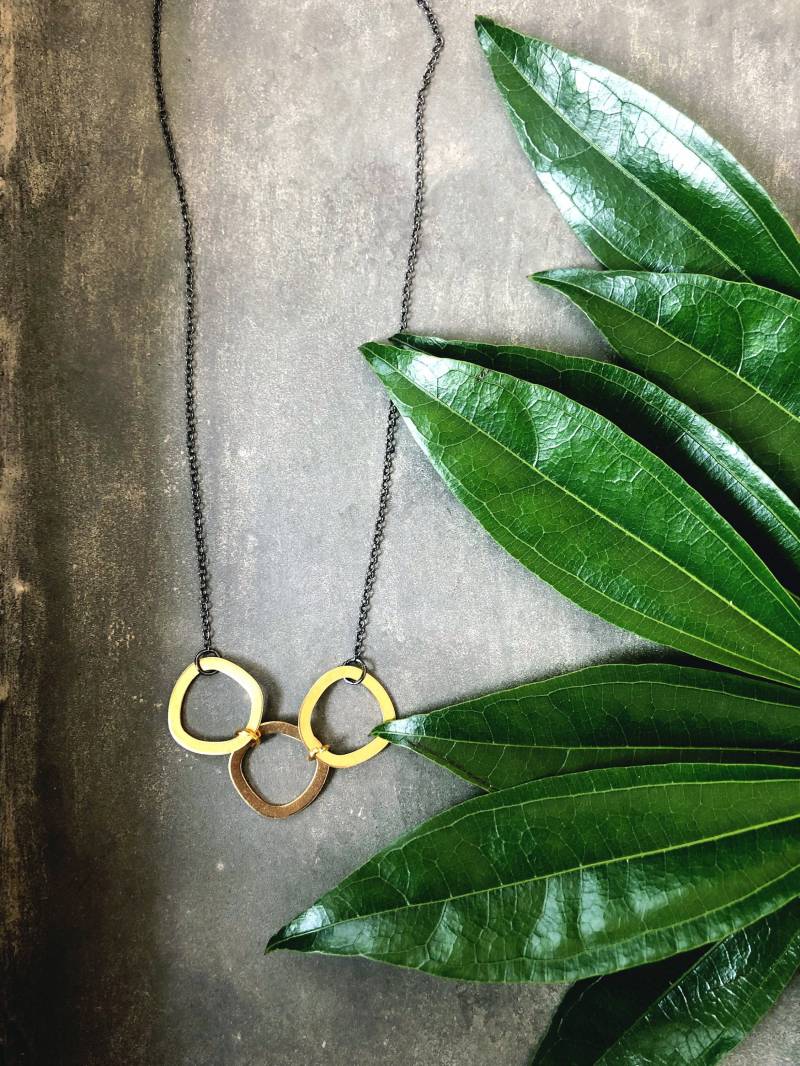 Wolke Kurze Halskette ~ Minimaler Moderner Messing Frei Geformter Dreifach Kreis Anhänger Zarte Gunmetall Kette Handgemacht in Philadelphia Geometric von GeoMetricGem