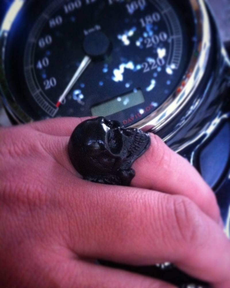 Schwarzer Totenkopf Biker Ring Sterling Silber 925 Schwarzer Totenkopf Biker Ring Sterling Silber 925 von GeoartSilversmith