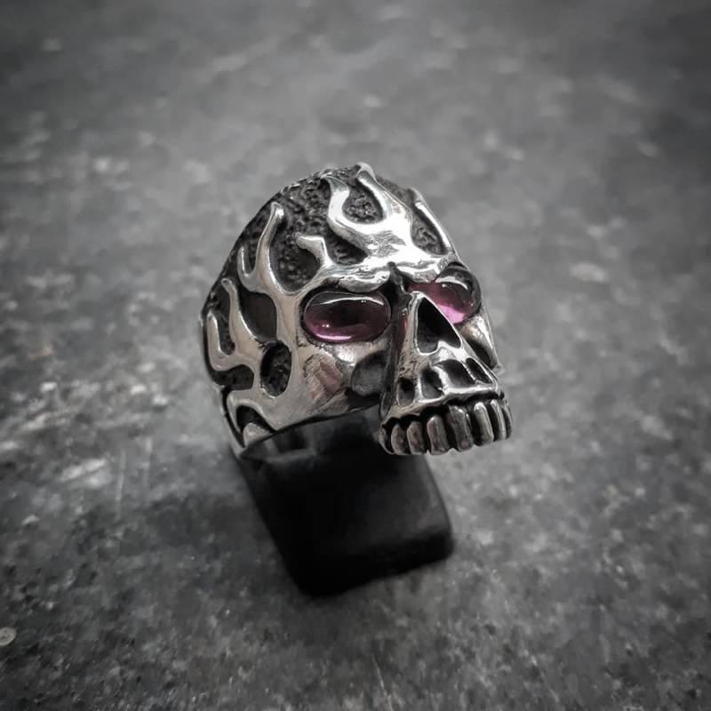 Totenkopf Ring Aus Sterling Silber Gothic Biker Schmuck Mit Roten Granat Steinen Totenkopf Ring Aus Sterling Silber Gothic Biker Schmuck Mit Roten Granat Steinen von GeoartSilversmith