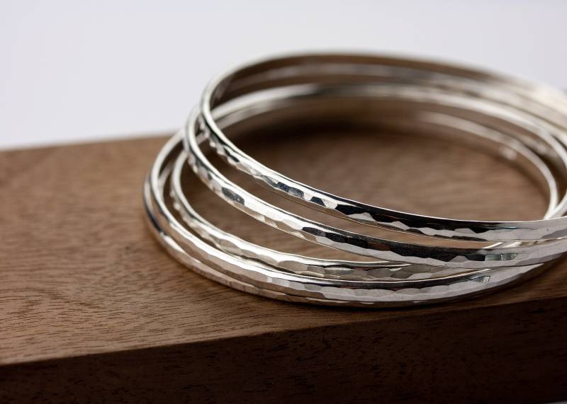 Gehämmerte Sterling Silber Armreifen Armbänder | Schimmernde Massive Einzeln Oder Dreier Set Auf Bestellung von GeophiliaStudio
