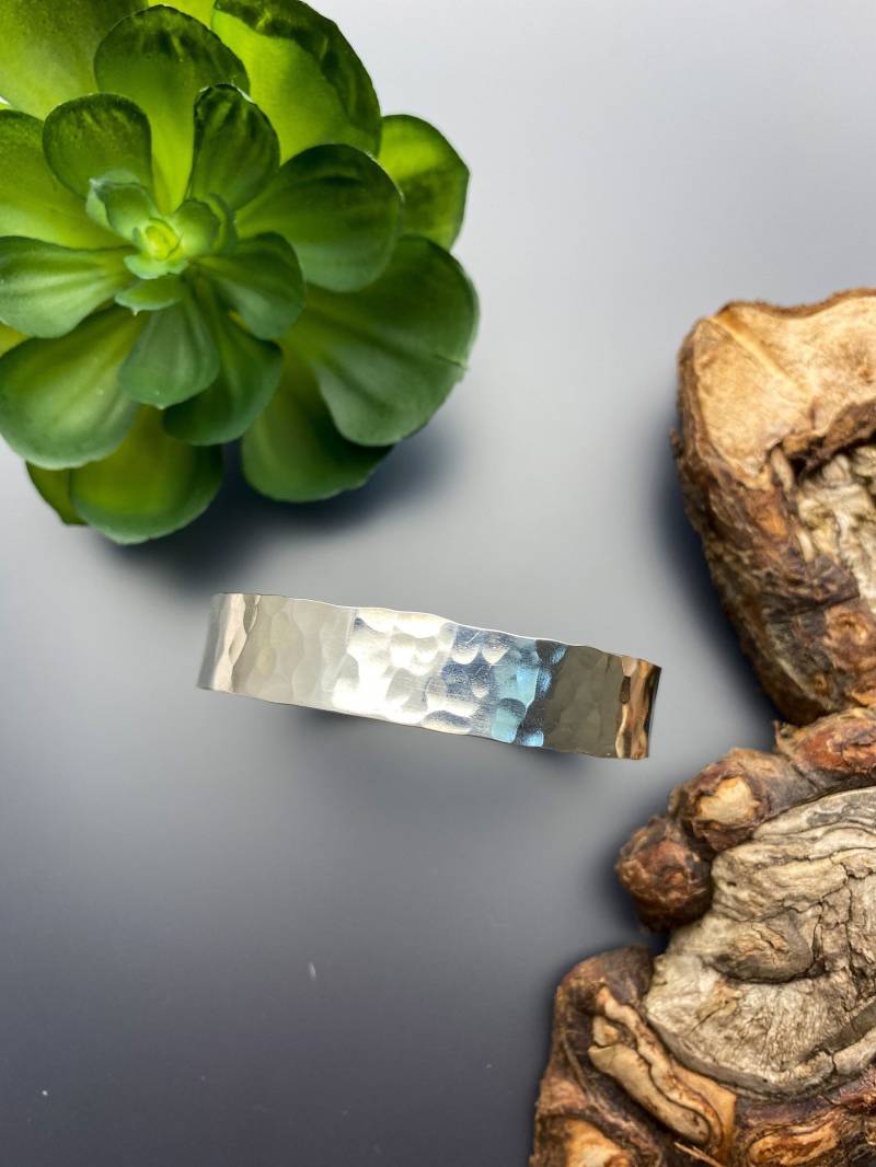 Gehämmerter Sterling Silber Armreif Breites "Ripples' Design von GeophiliaStudio