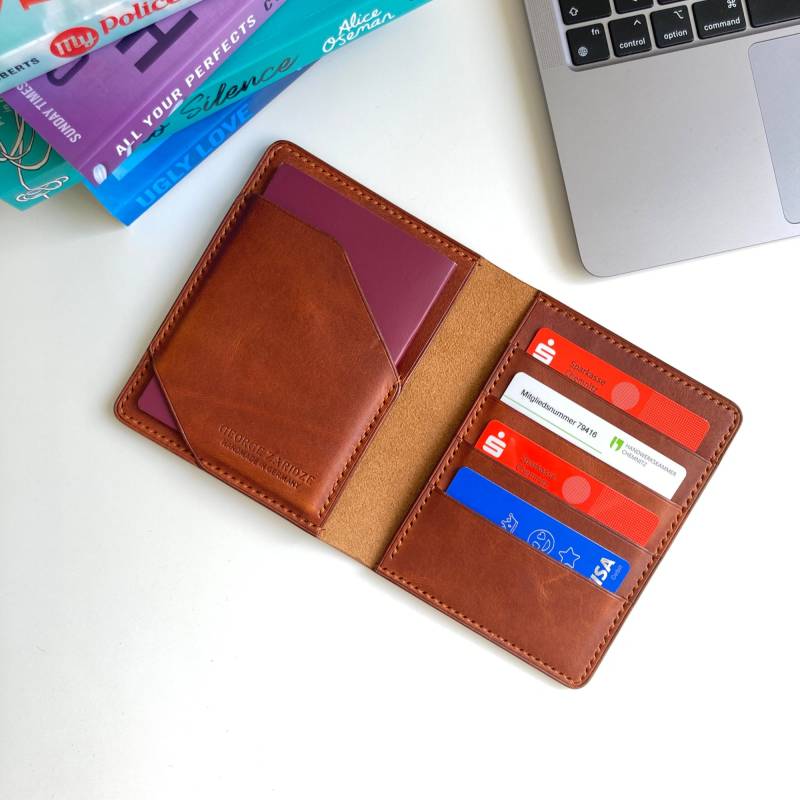 Brauner Leder-Passhalter Veg Tan Leder-Pass-Geldbörse Personalisierte Passport-Brieftasche Anpassbare Passport-Abdeckung Einzigartiges Geschenk von GeorgeZaridzeLeather