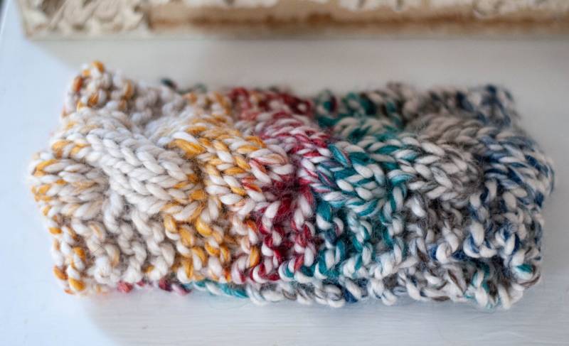 Regenbogen Kabel Stricken Stirnband Regenbogen Kabel Stricken Stirnband von GeorgiaMaeandCo
