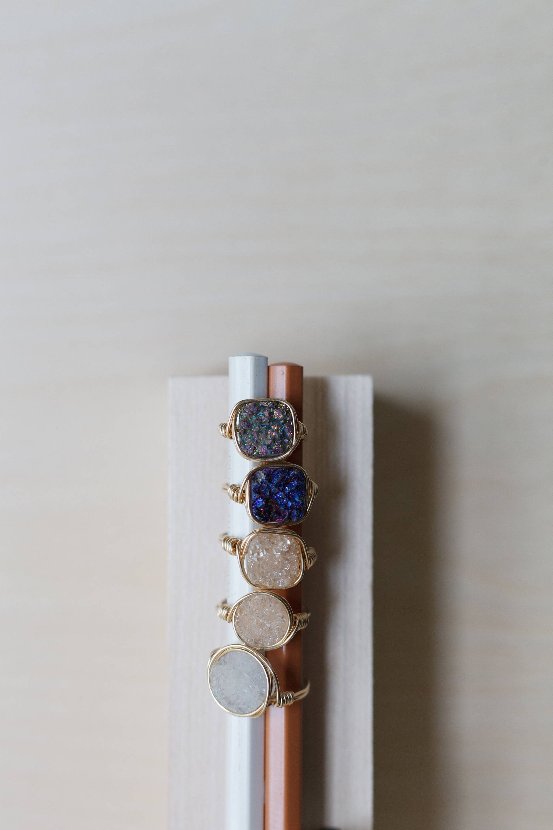 14K Gold Filled Ring, Draht Gewickelt Roh Druzy Ringe, Edelstein Großer Statement Ring 14K Gold Filled Ring, Draht Gewickelt Roh Druzy Ringe, Edelstein Großer Statement Ring von GeorgiaMarieDesigns