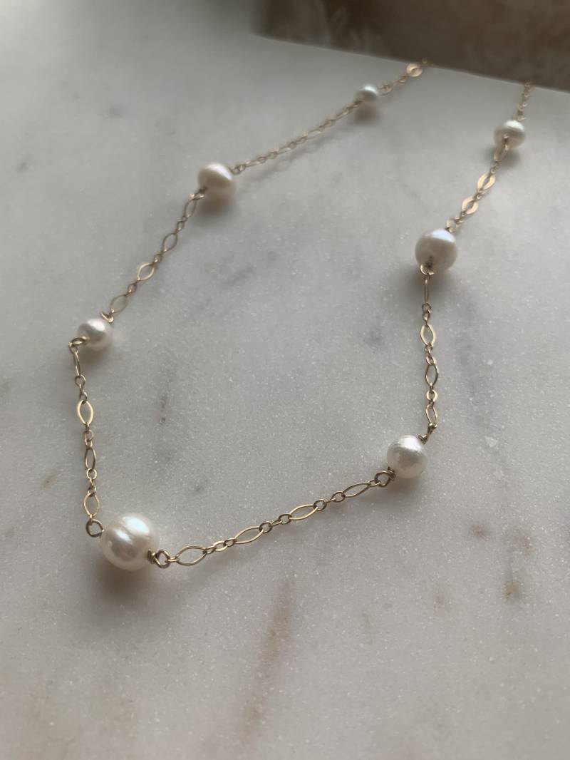 14K Gold Filled Und Perlenperlen Halskette Weiße Perlen Satelliten Boho Braut Geschenke Für Sie von GeorgiaMarieDesigns