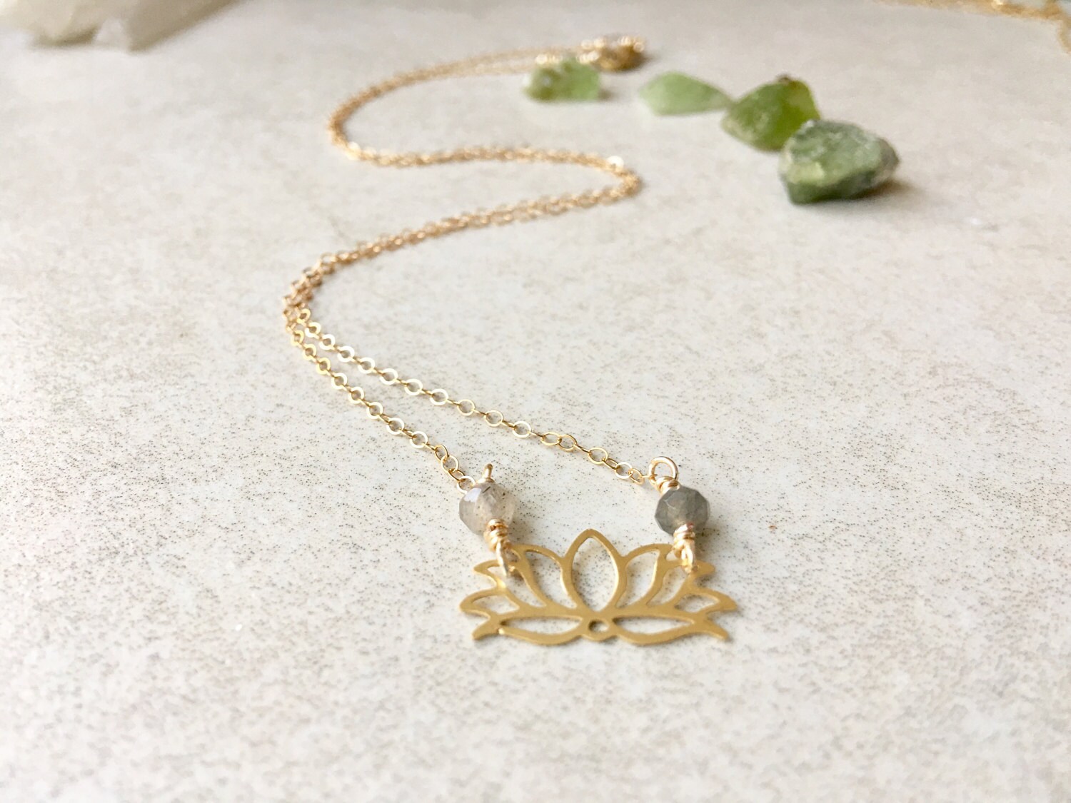 Lotus Halskette, 14K Gold Filled Gewollte Schmuck, Yoga Layering Halskette Lotus Halskette, 14K Gold Filled Gewollte Schmuck, Yoga Layering Halskette von GeorgiaMarieDesigns