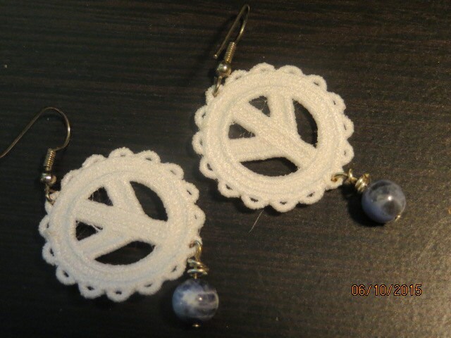 60Er Jahre Retro Vintage Hippie Spitze Friedenszeichen Ohrringe Mit Blauen Glasperlen 60Er Jahre Retro Vintage Hippie Spitze Friedenszeichen Ohrringe Mit Blauen Glasperlen von GeorgiaPeachBotique