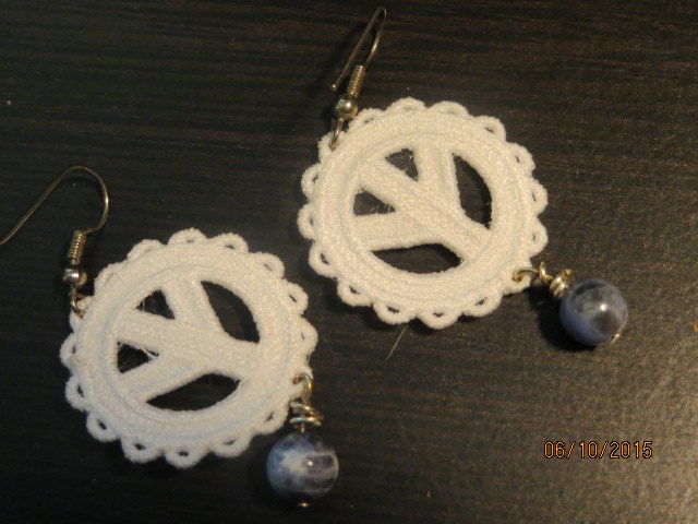 60Er Jahre Retro Vintage Hippie Spitze Friedenszeichen Ohrringe Mit Blauen Glasperlen 60Er Jahre Retro Vintage Hippie Spitze Friedenszeichen Ohrringe Mit Blauen Glasperlen von GeorgiaPeachBotique