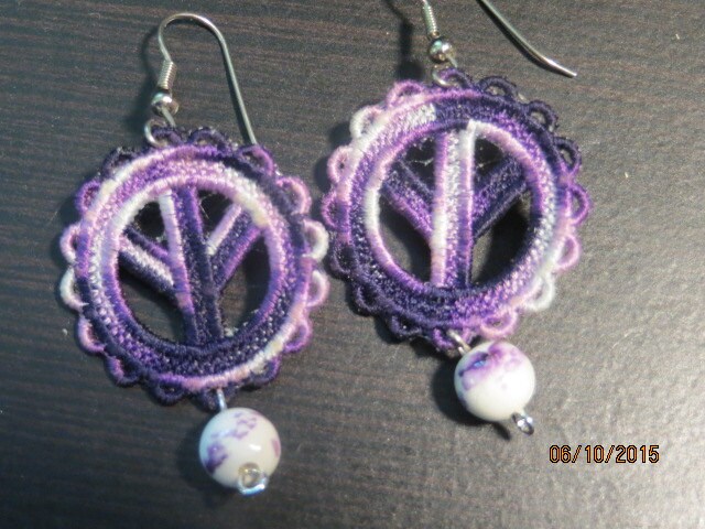Lila Bestickte Friedenszeichen Perlen Ohrringe Lila Bestickte Friedenszeichen Perlen Ohrringe von GeorgiaPeachBotique
