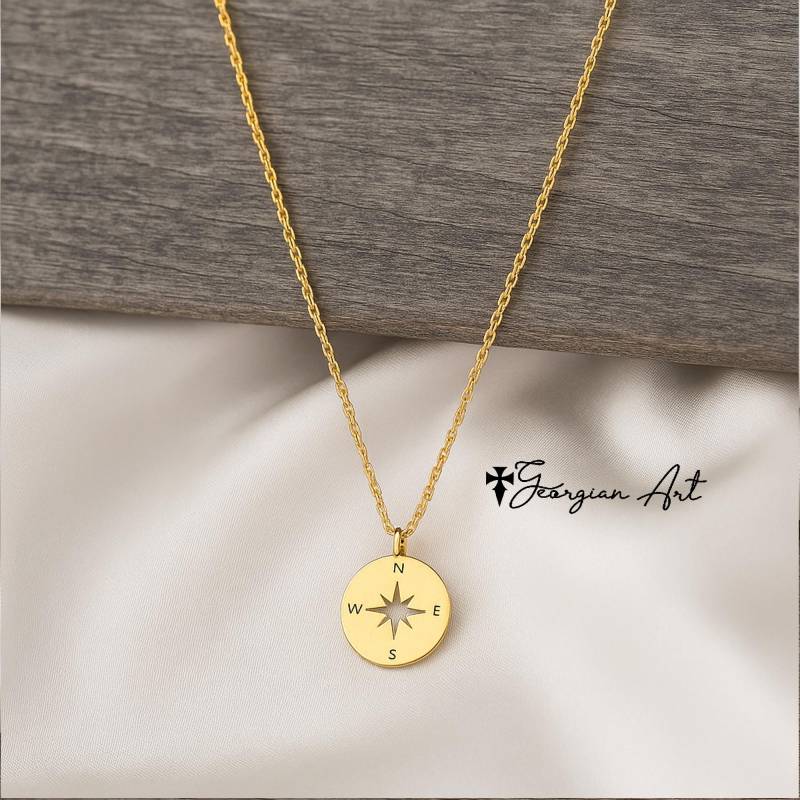 14K Solid Gold Kleine Disk Halskette Mit Eingraviertem Kompass, Sinnvolle Anleitung & New Direction Aus Massivem Gelbgold von GeorgianArtDesigns
