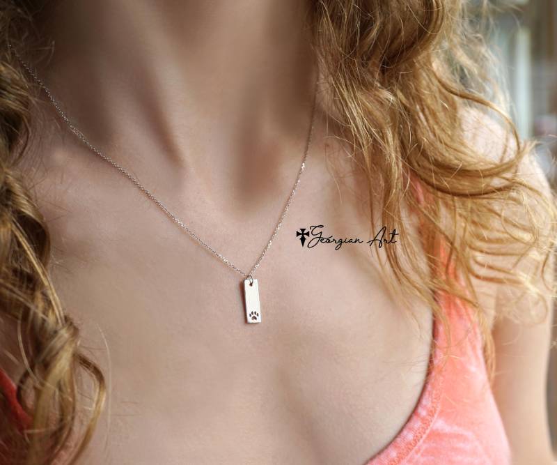Engravable 10K, 14K Oder 18K Solid Gold Pfotenabdruck Halskette Vertikale Linie Anhänger in Gelb, Rose Weißgold, Welpe, Tierliebhaber Geschenk von GeorgianArtDesigns