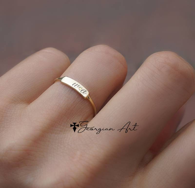 Massiver Goldbarrenring Mit Seiner Und Ihrer Initial - Gravur Stapelring in 10K, 14K Oder 18K Gelbgold, Roségold Weißgold, Personalisiert von GeorgianArtDesigns