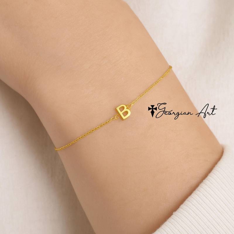 Personalisiertes Mini Initial Armband Mit Verstellbarem Verschluss Aus 14K Massivgold von GeorgianArtDesigns