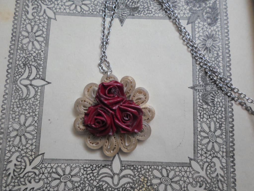 Boho Halskette Papier Quilling Schmuck Annnyversary Geschenk Gold Anhänger Rote Rosen Boho Halskette Papier Quilling Schmuck Annnyversary Geschenk Gold Anhänger Rote Rosen von GeorgianaArtAndStyle