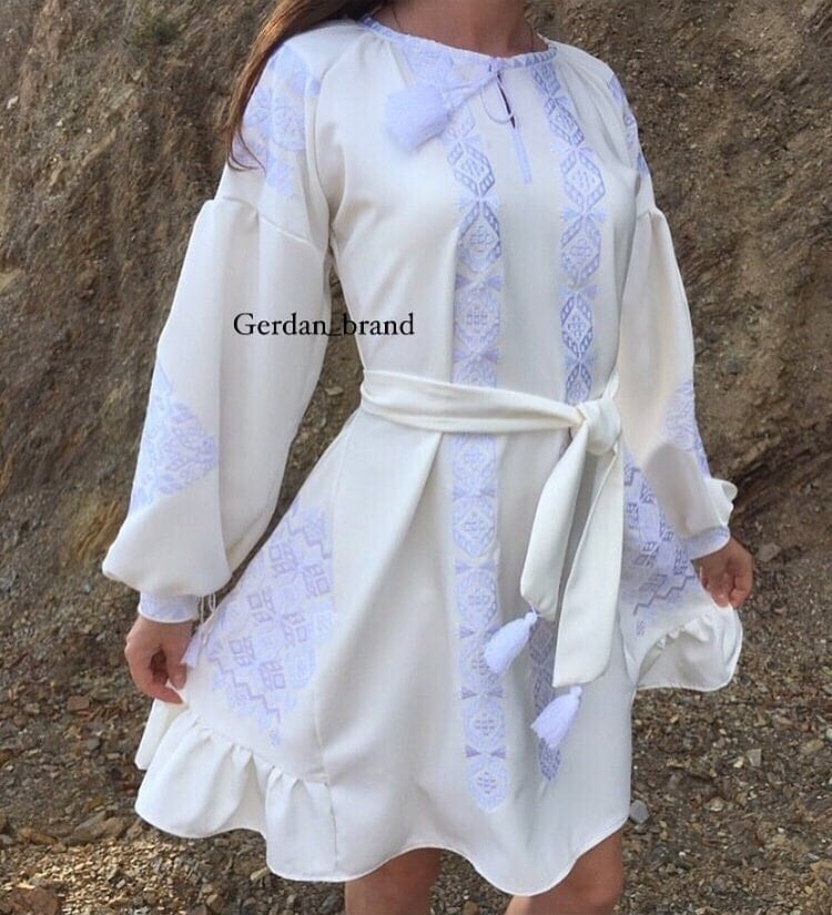 Kleid Für Die Braut Besticktes Boho Mit Weißen Fäden Auf Cremefarbenen Stoffkleid Ornamentenvyshyvankakleid Brautgeschenk Forher von GerdannEmbroidery