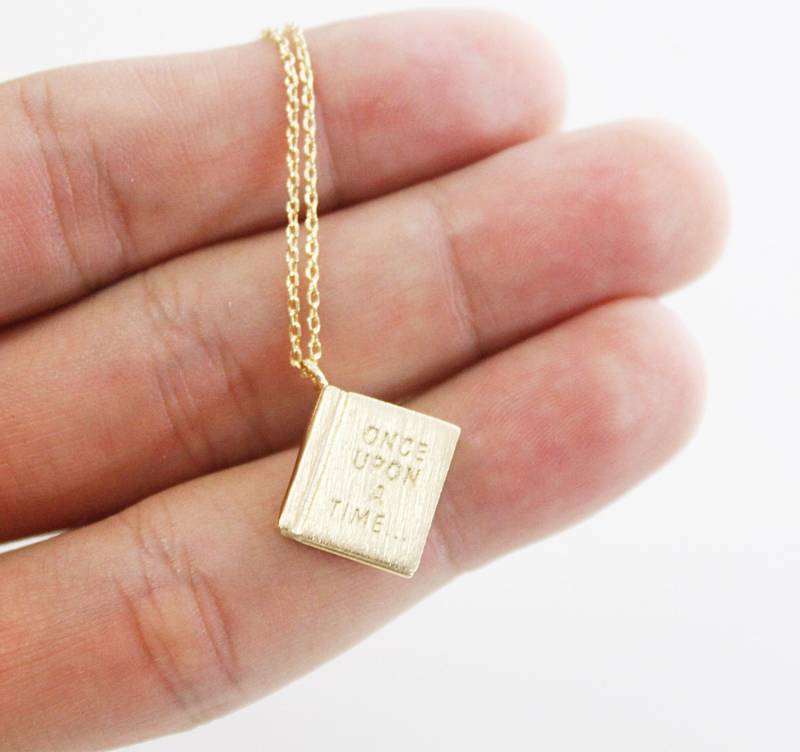 Es War Einmal Eine Märchenbuch Halskette - Anhänger Zauberhaftes Geschichtenbuch Schmuck in Gold, Silber Oder Roségold Es War Einmal Eine Märchenbuch Halskette - Anhänger Zauberhaftes Geschichtenbuch Schmuck in Gold, Silber Oder Roségold von Gerizim