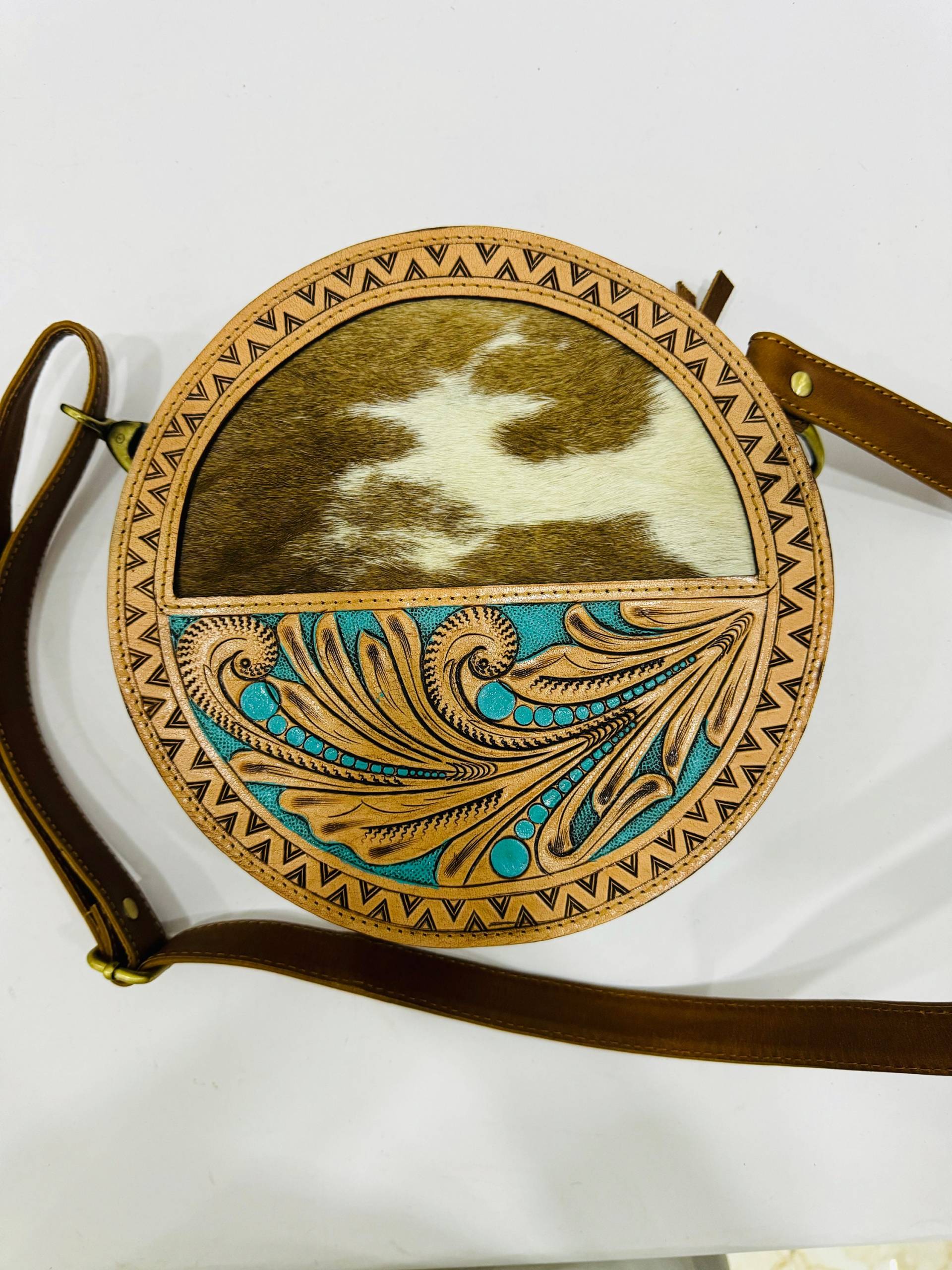 Punziert Runde Crossbody Tasche, Leder Boho Geldbörse, Handgefertigte Vintage Style, Western Festival Accessoire, Einzigartige Geschenkidee von GermanTasche