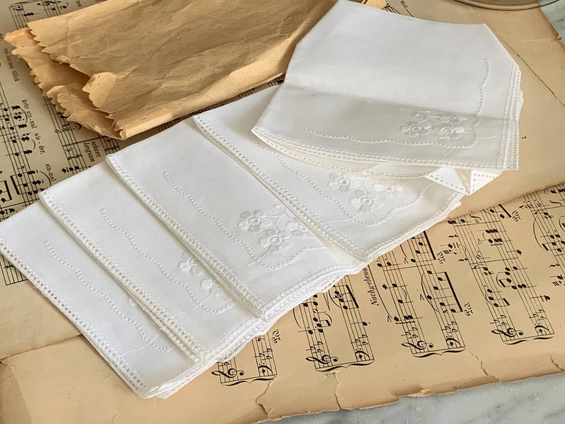 5 Vintage Taschentücher/Weiße Damentaschentücher Zum Besticken Stofftaschentücher Aus Baumwolle Mit Lochstickerei Zero Waste von Gernewieder