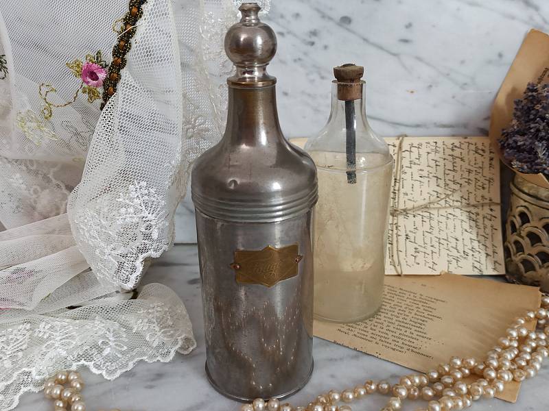 Alte Dose Aus Frankreich/Flaschenbox, Antiker Parfum Flakon Halter Parfümflasche Seltene Flasche Reisedose Um 1900 Brocante, Boudoir von Gernewieder