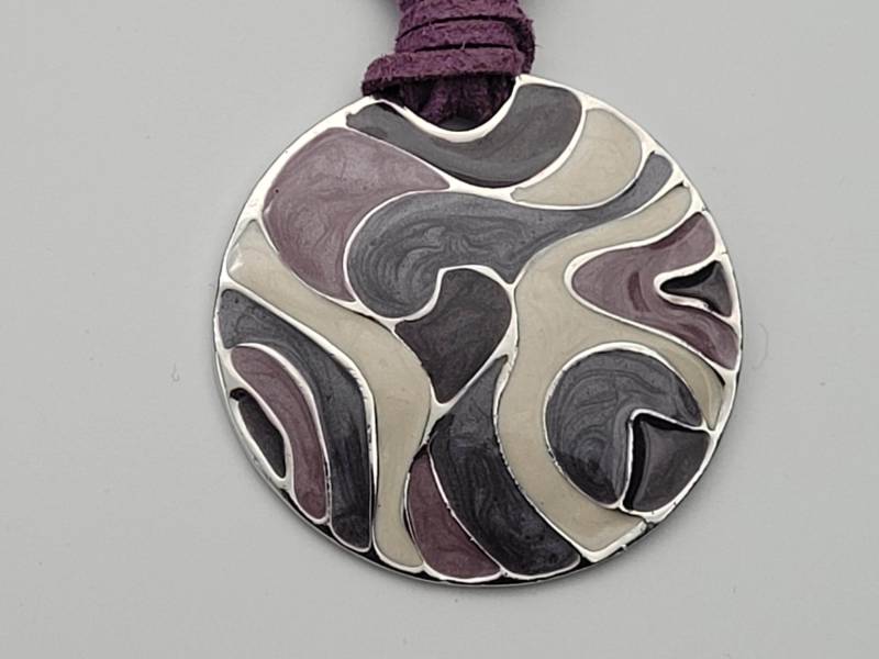 Großer Anhänger Lila Und Silber/Vintage Halskette Statement Kette Schmuck Lederband Mit Emailliertem Messing-Anghänger von Gernewieder