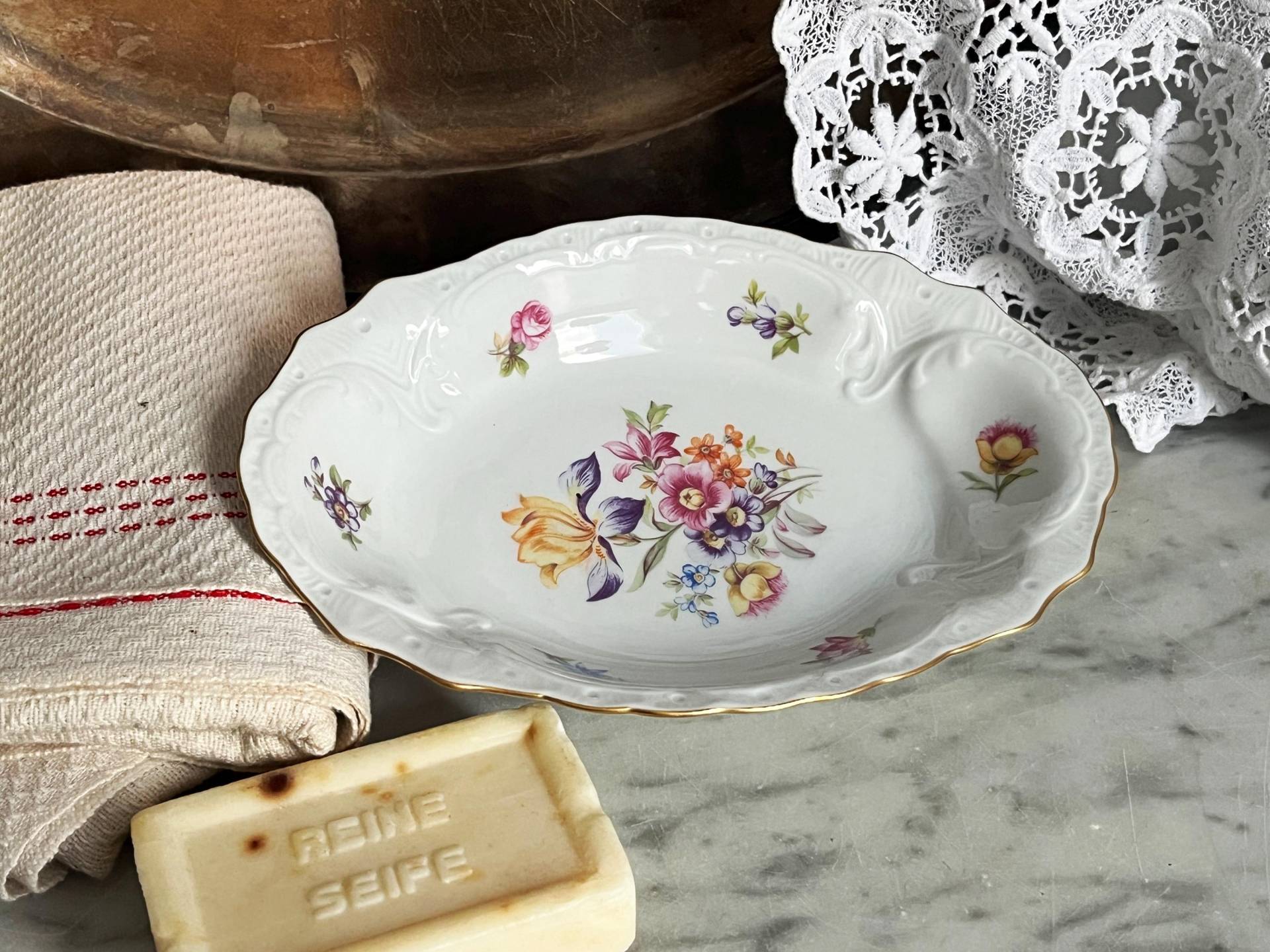 Kleiner Ovaler Teller Mit Blumen Als Teebeutelablage, Ringschale, Seifenschale, Schmuckteller, Unterteller, Ersatzteller/Lichte Porzellan von Gernewieder