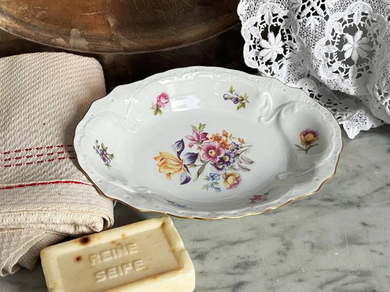 Kleiner Ovaler Teller Mit Blumen Als Teebeutelablage, Ringschale, Seifenschale, Schmuckteller, Unterteller, Ersatzteller/Lichte Porzellan von Gernewieder