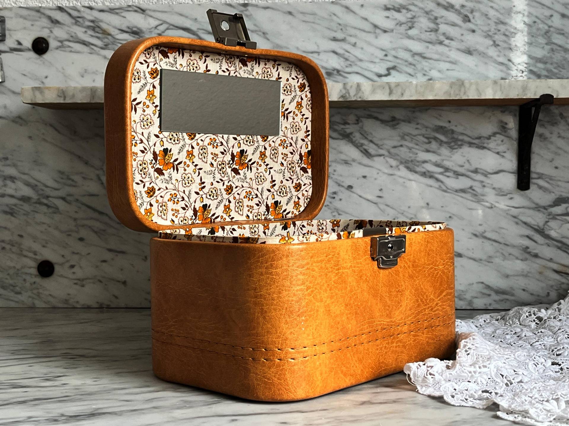 Retro Beautycase - Vintage Schminkkoffer Kosmetikkoffer Kosmetiktasche 1980Er Retro Beautycase - Vintage Schminkkoffer Kosmetikkoffer Kosmetiktasche 1980Er von Gernewieder
