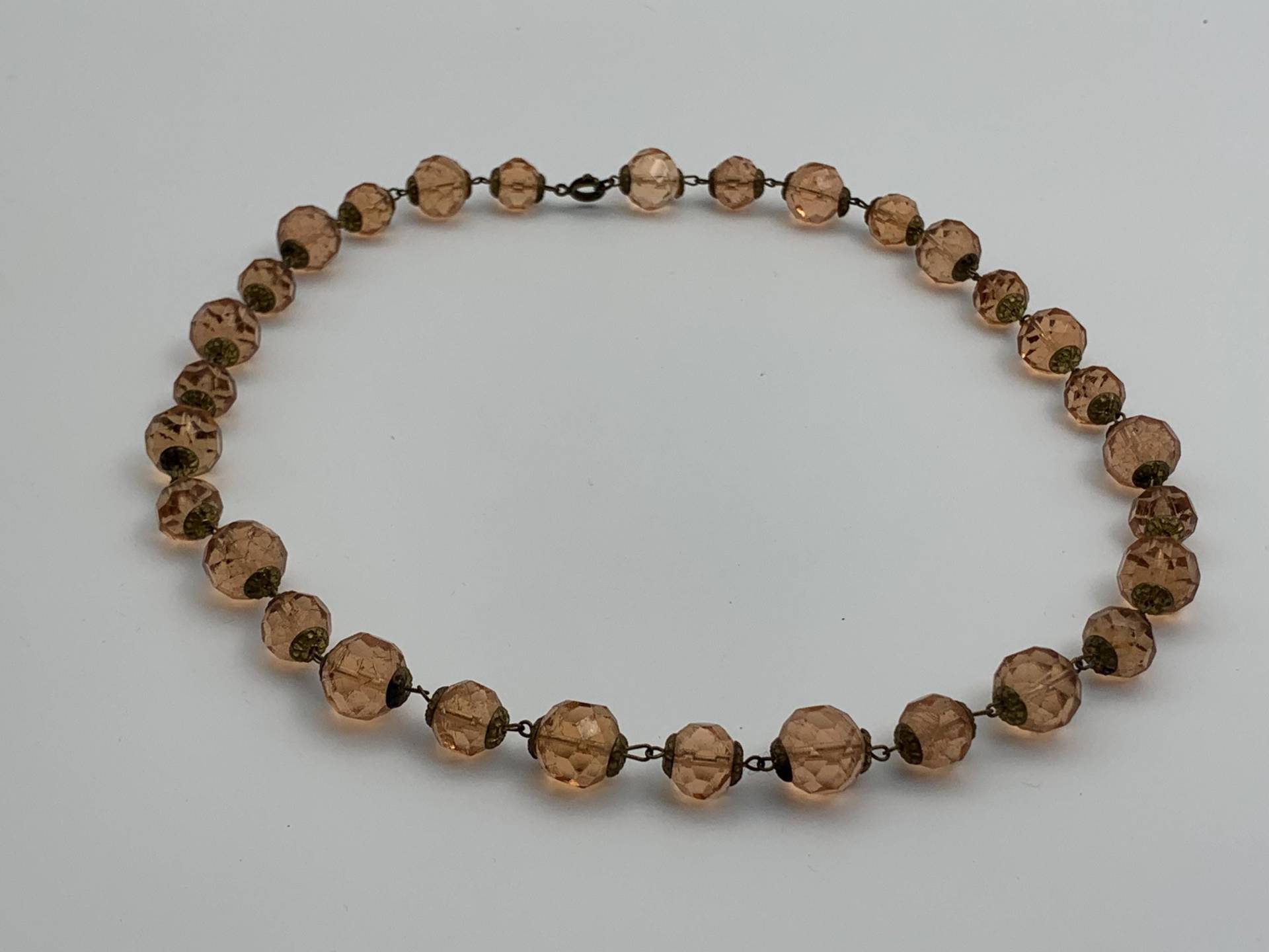 Vintage Perlenkette/Rosa Glasperlen, Halskette, Collier Aus Glas Und Messing Glasperlenkette Alter Schmuck 1920Er Jahre Art Déco Kette von Gernewieder