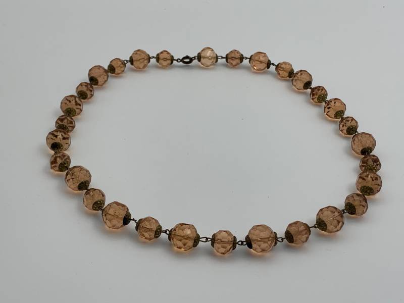 Vintage Perlenkette/Rosa Glasperlen, Halskette, Collier Aus Glas Und Messing Glasperlenkette Alter Schmuck 1920Er Jahre Art Déco Kette von Gernewieder