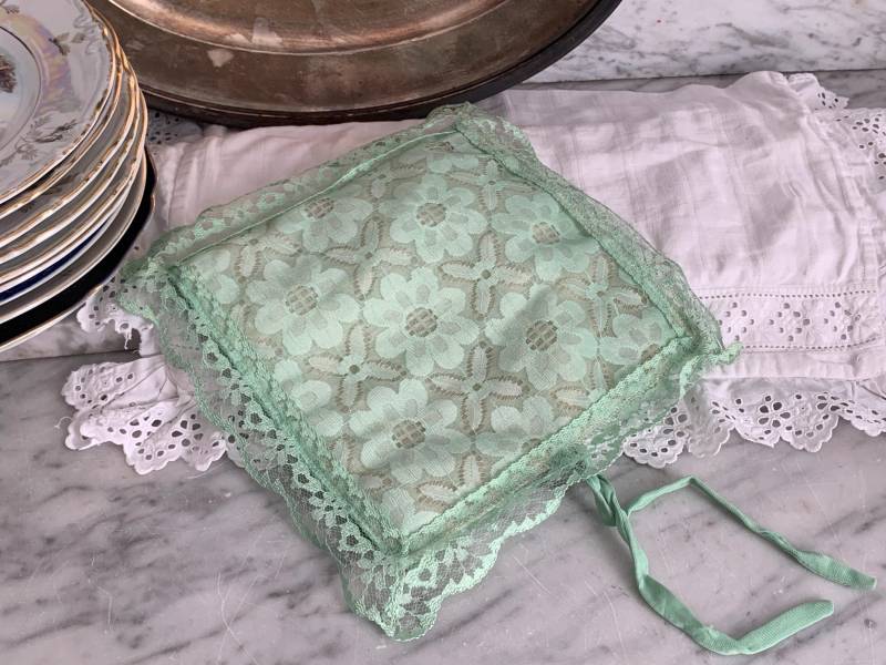 Vintage Taschentücher-Aufbewahrung/Tasche Aus Tüll Mit Spitzenborte Hellgrüne Stofftasche Für Damentaschentücher Taschentuchbehälter von Gernewieder