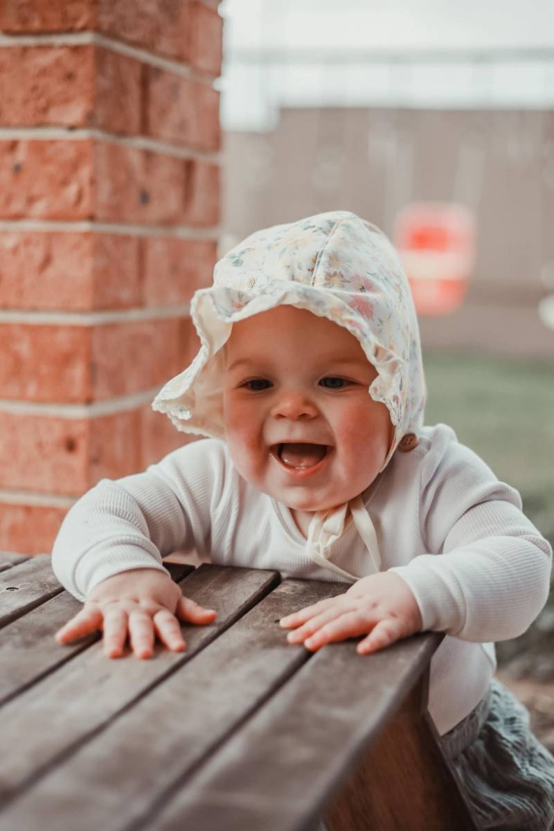 Mohn Rüschen Krempe Motorhaube, Reversibel, Zitrone Blumendruck Mit Weichen Auf Rückseite, Baumwolle, Handgefertigt in Australien von GertrudeandtheKing