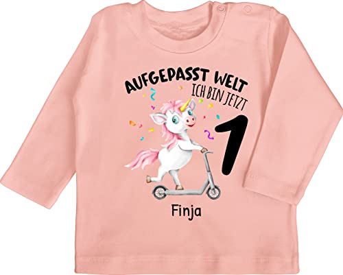 Baby Langarmshirt - 1. Geburtstag - Aufgepasst Welt - Ich Bin jetzt 1 - Geburtstagsoutfit Einhorn Ich Bin 1 Geschenk 1 Jahr Erste Ersten Geschenkideen Namen - 18/24 Monate - Babyrosa von Geschenk mit Namen personalisiert by Shirtracer