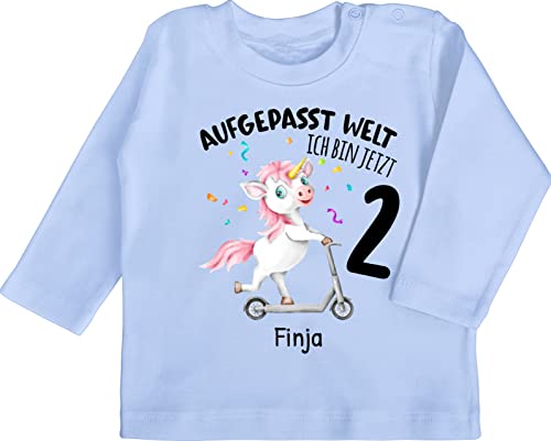 Baby Langarmshirt - 2. Geburtstag - Aufgepasst Welt - Ich Bin jetzt 2 - Einhorn mit Name zum Zweiten - 18/24 Monate - Babyblau - mädchen Geburtstags t Shirt Zwei Jahre Tshirt Outfit Langarm von Geschenk mit Namen personalisiert by Shirtracer