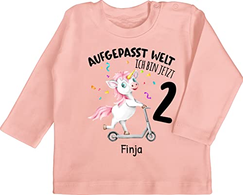 Baby Langarmshirt - 2. Geburtstag - Aufgepasst Welt - Ich Bin jetzt 2 - Einhorn mit Name zum Zweiten - 18/24 Monate - Babyrosa - Shirts mädchen Shirt Langarm Jahre Tshirts Outfit Geschenke von Geschenk mit Namen personalisiert by Shirtracer