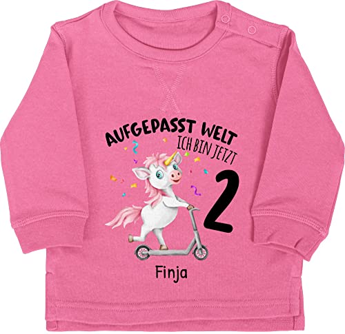 Baby Pullover Jungen Mädchen - 2. Geburtstag - Aufgepasst Welt - Ich Bin jetzt 2 - Einhorn mit Name zum Zweiten - 18/24 Monate - Pink - Sweatshirt Zwei Jahre zweijähriger personalisierter Years von Geschenk mit Namen personalisiert by Shirtracer