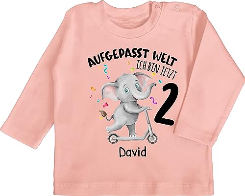 Baby Langarmshirt - 2. Geburtstag - Aufgepasst Welt - Ich Bin jetzt 2 - Elefant mit Name zum Zweiten - 18/24 Monate - Babyrosa - Shirt Langarm Zwei Jahre babysachen Geburtstags t Tshirt 2.Geburtstag von Geschenk mit Namen personalisiert by Shirtracer