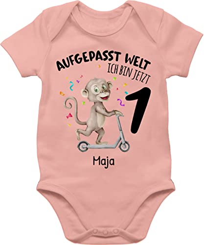 Baby Body Junge Mädchen - 1. Geburtstag - Aufgepasst Welt - Ich bin jetzt 1 - Affe mit Name zum Ersten - 6/12 Monate - Babyrosa - personalisierte geschenke jahr erster strampler 1.geburtstag von Geschenk mit Namen personalisiert by Shirtracer