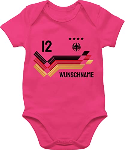 Baby Body Junge Mädchen - 2026 Fussball WM Fanartikel - Trikot mit anpassbarem Namen und Trikotnummer - 1/3 Monate - Fuchsia - deutschland-fanartikel strampler fußball em german bodys von Geschenk mit Namen personalisiert by Shirtracer