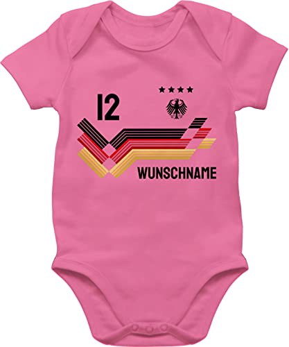 Baby Body Junge Mädchen - 2024 Fussball EM Fanartikel - Trikot mit anpassbarem Namen und Trikotnummer - 1/3 Monate - Pink - deutschland-fanartikel strampler fußball wm germany babybody von Geschenk mit Namen personalisiert by Shirtracer