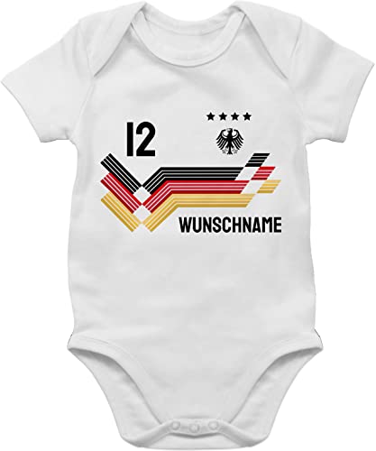 Baby Body Junge Mädchen - 2024 Fussball EM Fanartikel - Trikot mit anpassbarem Namen und Trikotnummer - 18/24 Monate - Weiß - deutschland wm babybody fußball 24 deutschland. babysachen strampler von Geschenk mit Namen personalisiert by Shirtracer