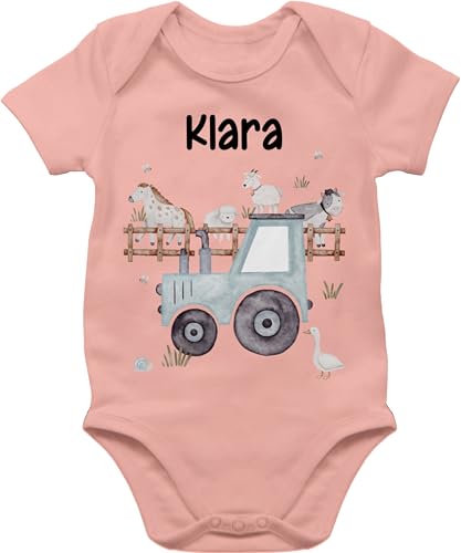 Baby Body Junge Mädchen - Bauernhof Traktor Tiere mit Namen Landwirtschaftlicher Tiermotiv Bauernhoftieren - 1/3 Monate - Babyrosa - tieren anziehsachen traktoren strampler traktorbauernhof trecker von Geschenk mit Namen personalisiert by Shirtracer