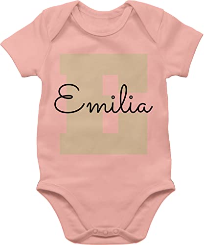 Baby Body Junge Mädchen - Bekleidung kreativ Name und Anfangsbuchstabe - Personalisiertes Geschenke mit Namen Weihnachts-Geschenke Geschenkideen Wichtelgeschenk - 3/6 Monate - Babyrosa von Geschenk mit Namen personalisiert by Shirtracer